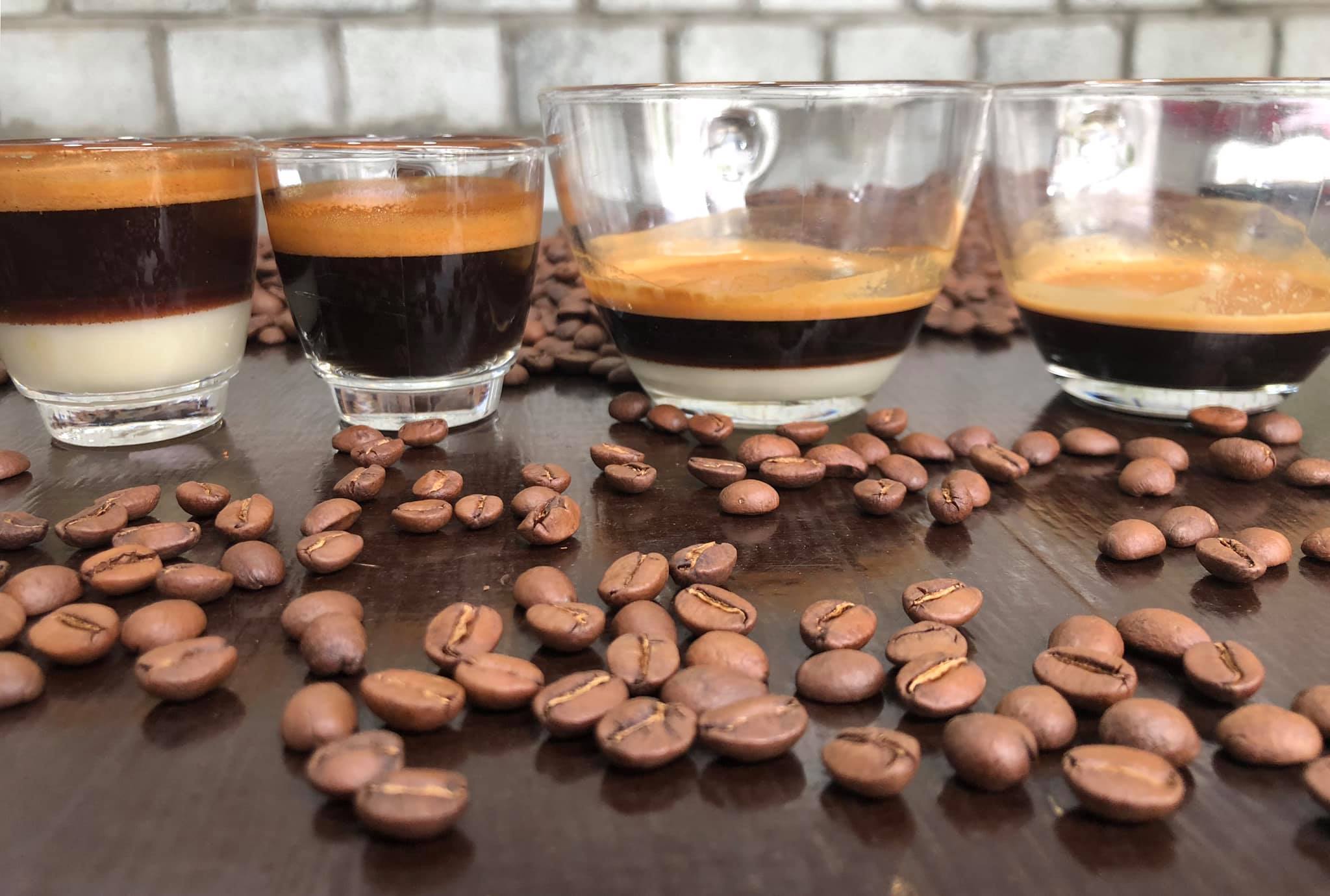 Hạt cà phê sau khi rang được test thử vị, rồi được bảo quản trong phòng không có hương lạ, đảm bảo độ ẩm và nhiệt độ tối ưu để hạt cà phê khử các loại khí không tốt đã tạo ra trong quá trình rang, thời gian khử khí quan trọng nhất là 24 tiếng đầu tiên sau khi rang.
Đối với cà phê dùng pha máy, hương vị cà phê sẽ tối ưu nhất trong khoảng 4 ngày đến 20 ngày kể từ ngày rang. sau 20 ngày, hương vị cà phê sẽ giảm dần.
Đối với cà phê pha phin hay dùng cho các mục đích pha khác, thời gian có thể lâu hơn, tùy vào mục đích sử dụng và cách xay, bảo quản.